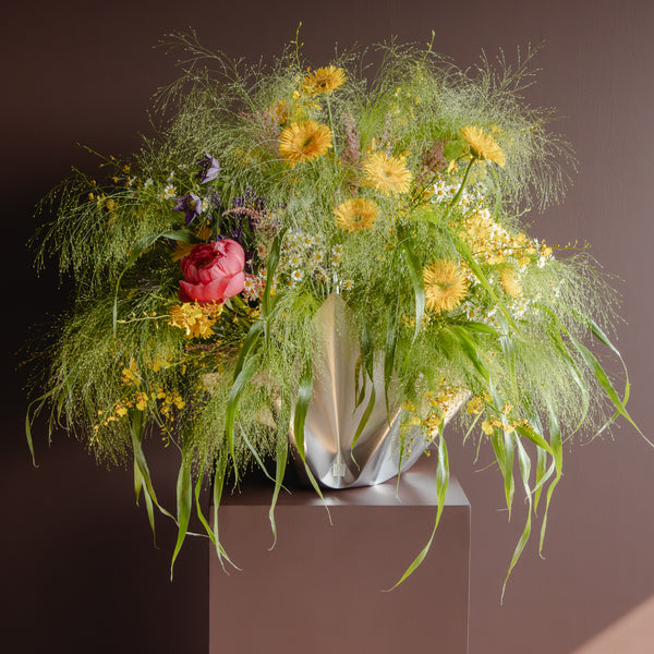 Arumi Grand Garden Vase – Luxe Floral Edition